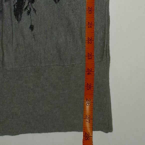 White House/Black Market Beautiful Rose Print Gray Top with some Glitter Size XS - Picture 11 of 11